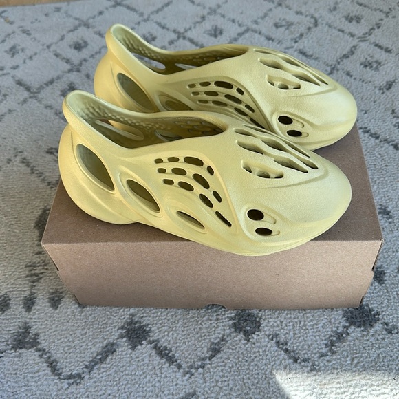 adidas Yeezy Foam RNNR - Picture 2 of 10